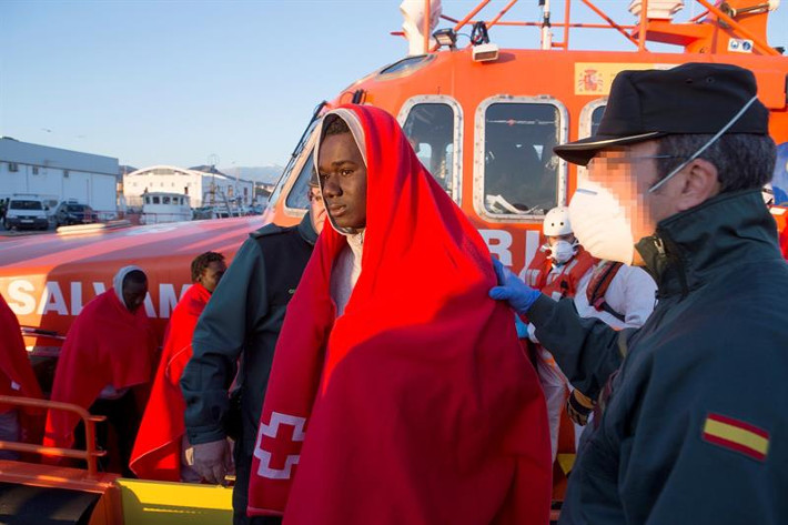 Rescatada y trasladada al puerto de Motril una embarcacin con 42 personas